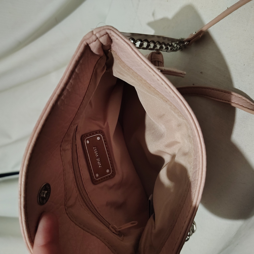 Nine west, pink purse, snap close, cross body strap - Picture 4 of 8